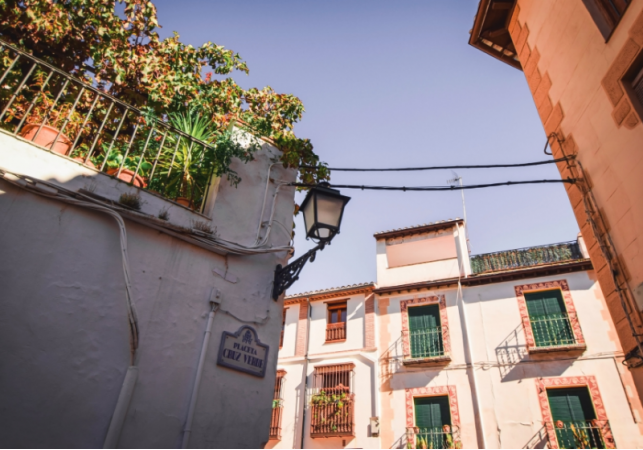 Andaluzijski grad čiji stanovnici jednom godišnje masovno puštaju turiste u svoje domove